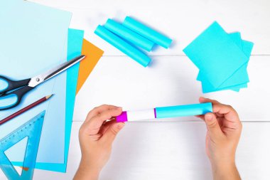 DIY. Kendi elleri ile bir kağıt menorah kağıttan yapılmış. Yahudi tatil Hanukkah Menorah. Çocuk için el yapımı