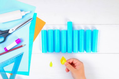 DIY. Kendi elleri ile bir kağıt menorah kağıttan yapılmış. Yahudi tatil Hanukkah Menorah. Çocuk için el yapımı