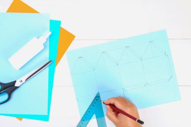 DIY. Kendi elleriyle kağıt topaç kağıttan yapılmış. Hanukkah Yahudi tatil için Sevivon. Çocuk için el yapımı oyuncak