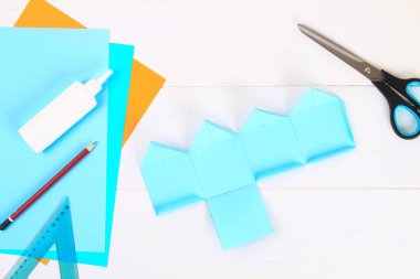 DIY. Kendi elleriyle kağıt topaç kağıttan yapılmış. Hanukkah Yahudi tatil için Sevivon. Çocuk için el yapımı oyuncak