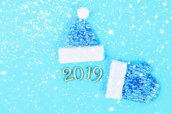 Tekst 2019 Jaar Winter Dop Mitten Een Blauwe Achtergrond Bovenaanzicht — Stockfoto