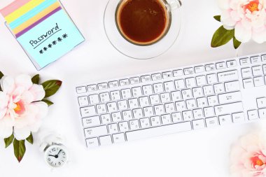 Kahve kupa ve klavye yanında beyaz masaüstündeki bir Not etiket üzerinde paroladır. Üstten görünüm, düz düzen