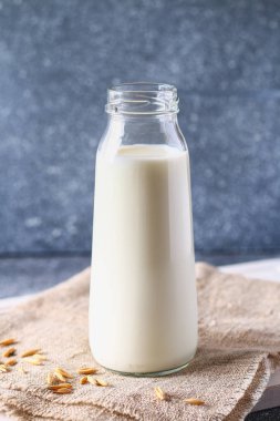 Bir cam şişe yulaf ezmesi. Yulaf tahıl ve tahıl kavanoz