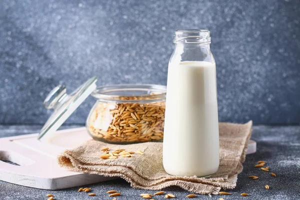 Bir cam şişe yulaf ezmesi. Yulaf tahıl ve tahıl kavanoz