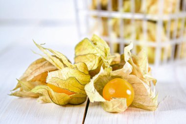 Egzotik meyveler physalis Beyaz ahşap bir masa üzerinde