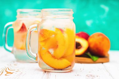 Olgun şeftali ile ev yapımı Buzlu limonata. Bir mason kavanoza taze şeftali buzlu çay