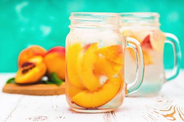 Olgun şeftali ile ev yapımı Buzlu limonata. Bir mason kavanoza taze şeftali buzlu çay