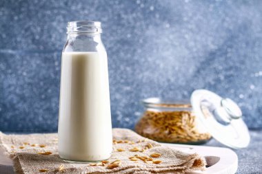 Bir cam şişe yulaf ezmesi. Yulaf tahıl ve tahıl kavanoz