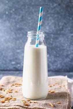 Bir cam şişe yulaf ezmesi. Yulaf tahıl ve tahıl kavanoz