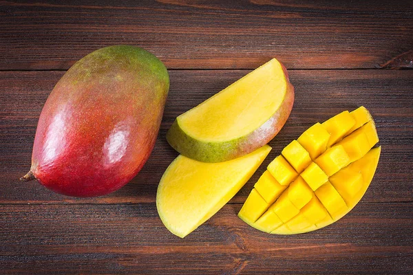 Tropikal meyve mango ahşap arka plan, Bütün veya dilimlenmiş üzerinde