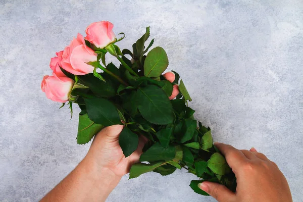 Букет Рожевих Троянд Руках Дівчини Світлому Фоні — стокове фото