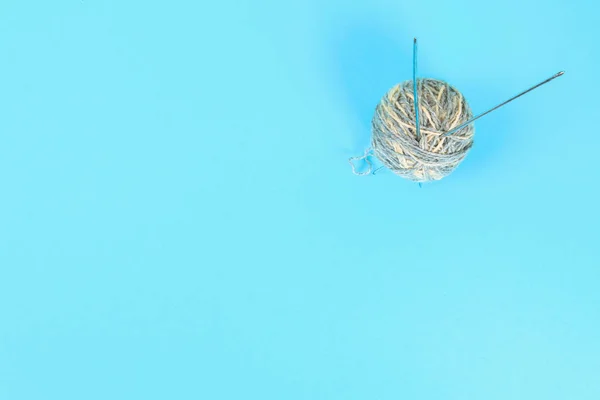 Uma Bola Com Agulhas Tricô Meias Malha Uma Mesa Pastel — Fotografia de Stock