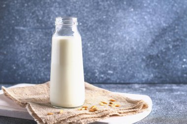 Bir cam şişe yulaf ezmesi. Yulaf tahıl ve tahıl kavanoz