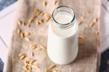 Bir cam şişe yulaf ezmesi. Yulaf tahıl ve tahıl kavanoz