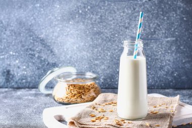 Bir cam şişe yulaf ezmesi. Yulaf tahıl ve tahıl kavanoz