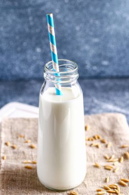 Bir cam şişe yulaf ezmesi. Yulaf tahıl ve tahıl kavanoz