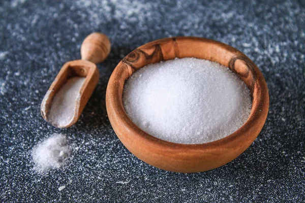 Cristais Sal Raso Uma Tigela Madeira Uma Mesa Cinza Escura — Fotografia de Stock