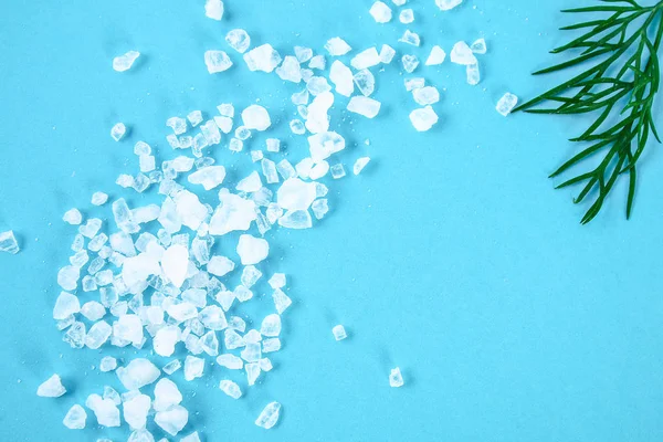 Κρύσταλλοι Μεγάλο Θαλάσσιο Αλάτι Και Τον Άνηθο Ένα Μπλε Τραπέζι — Φωτογραφία Αρχείου