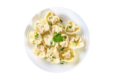 Hazır köfte. Beyaz arka plan üzerinde izole köfte. Haşlanmış Mantı bir plaka üzerinde. Üstten görünüm