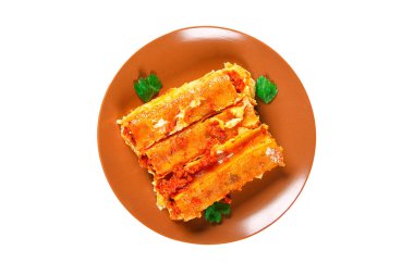 Geleneksel İtalyan Makarna Makarna. Pişmiş tüpler kıyma beyaz zemin üzerine beşamel sos ve parmesan peyniri ile doldurulmuş. Beyaz arka plan üzerinde izole makarna makarna. Üstten görünüm. Makarna Makarna izole