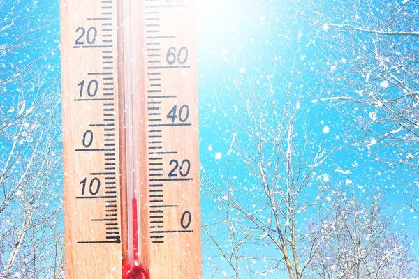 寒い冬の天候 冬雪の中の冷ややかな天候の温度計はマイナス 低温を示しています の低温 — ストック写真
