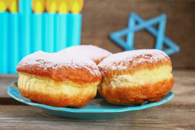Yahudi Bayramı Hanuka ve onun öznitelikleri, yedi Kollu Şamdan, çörek, davut yıldızı. Hanukkah menorah. Hanuka tatil. Yahudi Hanuka