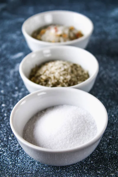暗い灰色のテーブルの上のガラス鉢で塩の種類 広告塩の背景 テーブルは塩辛い 塩漬け食品 — ストック写真