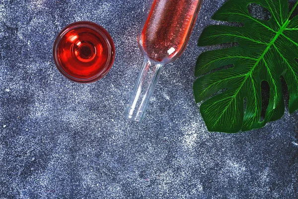 Wijn Een Wijnglas Een Fles Een Tropische Blad Bovenaanzicht Wijn — Stockfoto