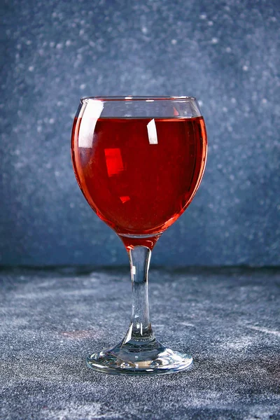 Κρασί Στο Ποτήρι Κρασί Ποτό Ένα Γκρίζο Φόντο — Φωτογραφία Αρχείου