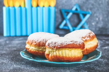 Yahudi Bayramı Hanuka ve onun öznitelikleri, yedi Kollu Şamdan, çörek, davut yıldızı. Hanukkah menorah. Hanuka tatil. Yahudi Hanuka