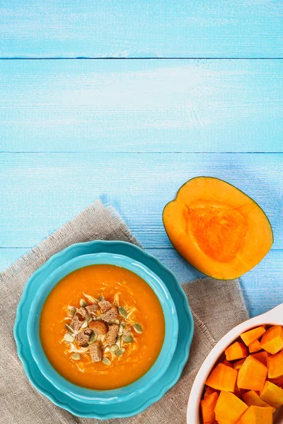 Purée Soupe Citrouille Dans Une Assiette Bleue Sur Une Table — Photo