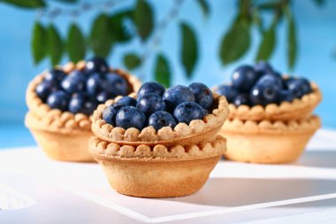 Bir tablo üzerinde kum tartlets mavi karaçalı meyveleri