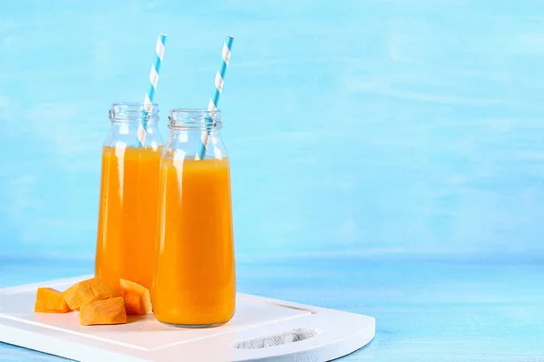 Batido Calabaza Embotellado Jugo Calabaza Una Mesa Azul Bebidas Otoño — Foto de Stock