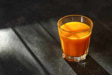 Kabak güler yüzlü kabak suyu karanlık bir tablo. Sonbahar içecekler