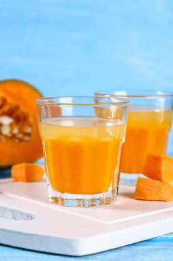 Bardaklarda kabak güler yüzlü. Kabak suyu mavi bir tablo. Sonbahar içecekler