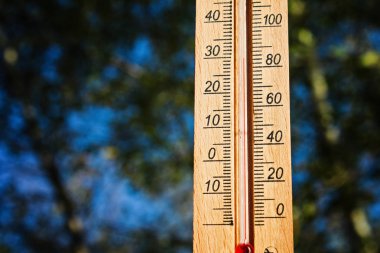 Termometre yüksek 30 derece sıcak hava yaz günü güneşin altında görüntüleme