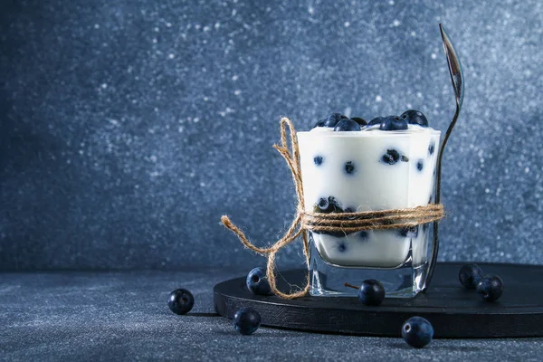 Йогурт Голубыми Черными Ягодами Стакане Ягодный Десерт — стоковое фото