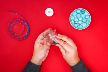 Nasıl kendi şamdan gereksiz cam veya plastik ve cam çakıl yapmak. Adım adım. Noel iç dekor