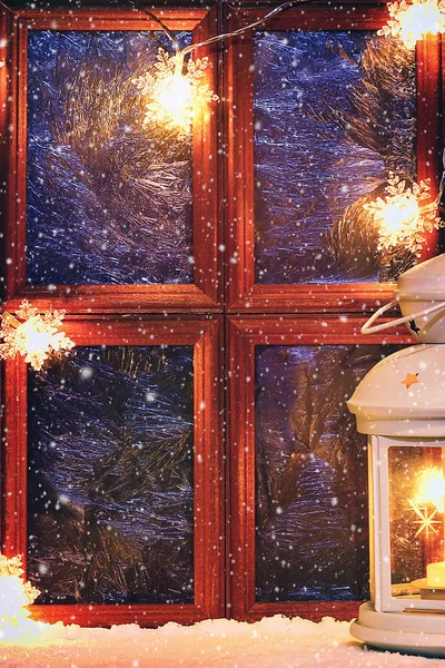 Diy フォト フレームや硫酸マグネシウム粉末から冷ややかなパターンと冬のウィンドウを作る方法 冬クリスマスの休日の装飾 ステップ ステップ ガイド — ストック写真