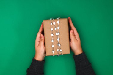 Noel hediyeleri Kraft kağıt ve Gümüş boncuk yıldızlardan özgün tasarım. Adım adım resmi için. İşlemeli, DIY