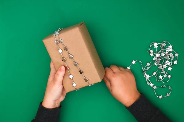Het Oorspronkelijke Ontwerp Van Giften Van Kerstmis Van Kraft Papier — Stockfoto