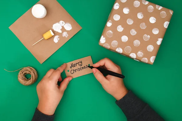 ペーパー クラフト 白いペンキ ジャガイモのスタンプのクリスマス ギフトのオリジナル デザイン 一歩上の写真 手作り Diy 白い水玉模様の茶色の紙で包まれた贈り物 — ストック写真