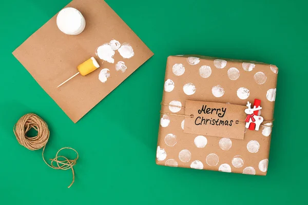 Bir Noel Hediyesi Kraft Kağıt Beyaz Boya Patates Bir Damga — Stok fotoğraf
