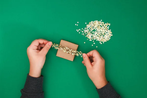 Den Ursprungliga Utformningen Julklapp Kraftpapper Scotch Och Konfetti Guld Stjärnor — Stockfoto