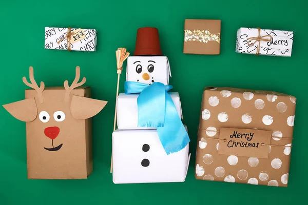 Различные Дизайн Рождественских Подарков Ремесленной Бумаги Зеленом Фоне Снеговик Олень — стоковое фото