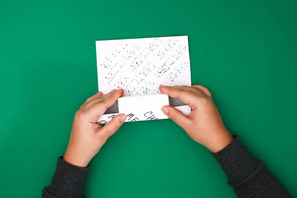 Het Oorspronkelijke Ontwerp Van Een Kerstcadeau Gemaakt Van Wit Papier — Stockfoto