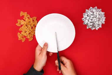 Nasıl bir Noel ağacı pişmemiş makarna yapmak yay. Noel ağaçları makarna, karton tabak, sıcak tutkal ve boya veya sprey yapma süreci. Kılavuz, resmi için adım. El yapımı, DIY