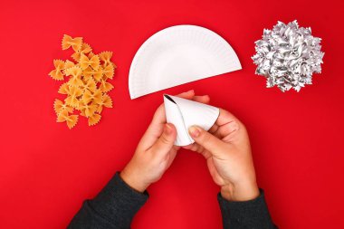 Nasıl bir Noel ağacı pişmemiş makarna yapmak yay. Noel ağaçları makarna, karton tabak, sıcak tutkal ve boya veya sprey yapma süreci. Kılavuz, resmi için adım. El yapımı, DIY