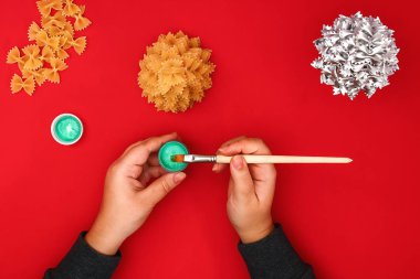 Nasıl bir Noel ağacı pişmemiş makarna yapmak yay. Noel ağaçları makarna, karton tabak, sıcak tutkal ve boya veya sprey yapma süreci. Kılavuz, resmi için adım. El yapımı, DIY