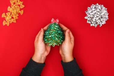 Nasıl bir Noel ağacı pişmemiş makarna yapmak yay. Noel ağaçları makarna, karton tabak, sıcak tutkal ve boya veya sprey yapma süreci. Kılavuz, resmi için adım. El yapımı, DIY